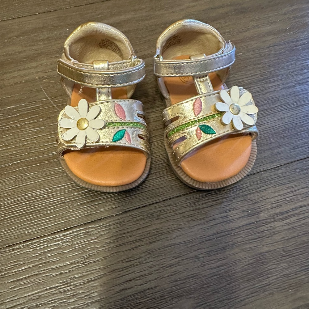 Sz 2 Gold Infant/Toddler Sandals with Floral Design